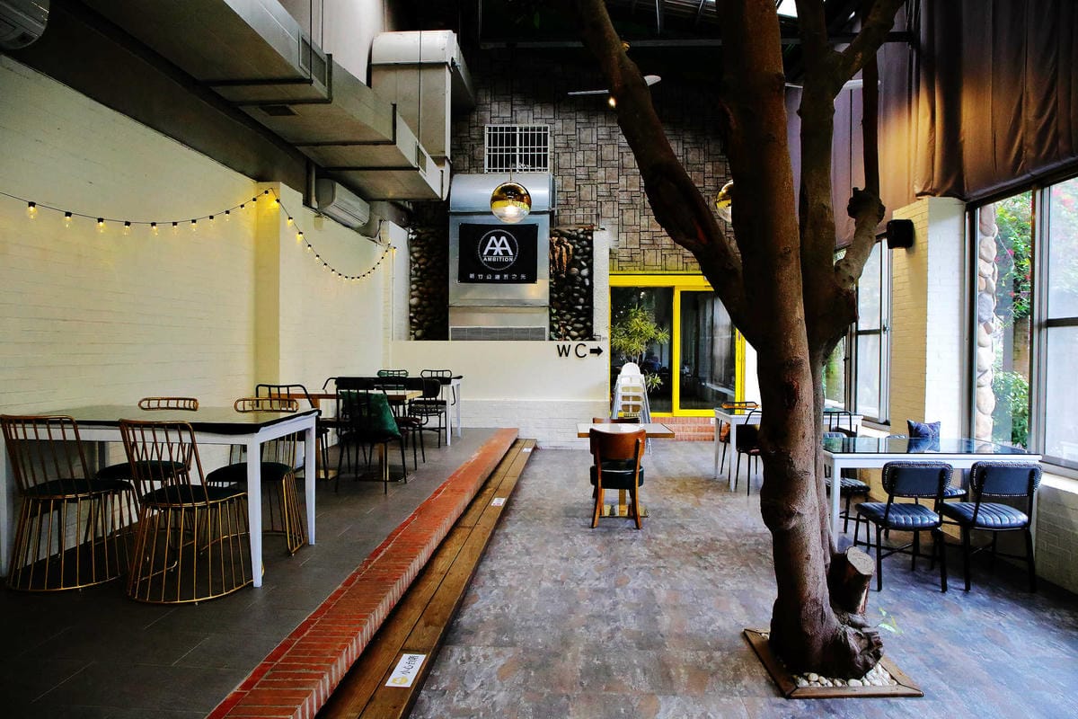 【食。龍潭】丑貳〜桃園景觀庭園親子餐廳。超大草皮玻璃屋×溜滑梯，綠色植栽讓你彷彿在小森林裡用餐！（寵物友善）