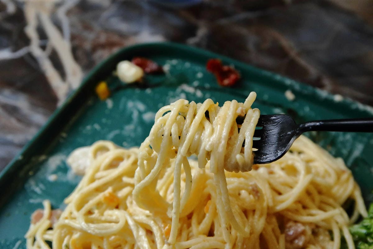 【食。龍潭】丑貳〜桃園景觀庭園親子餐廳。超大草皮玻璃屋×溜滑梯，綠色植栽讓你彷彿在小森林裡用餐！（寵物友善）