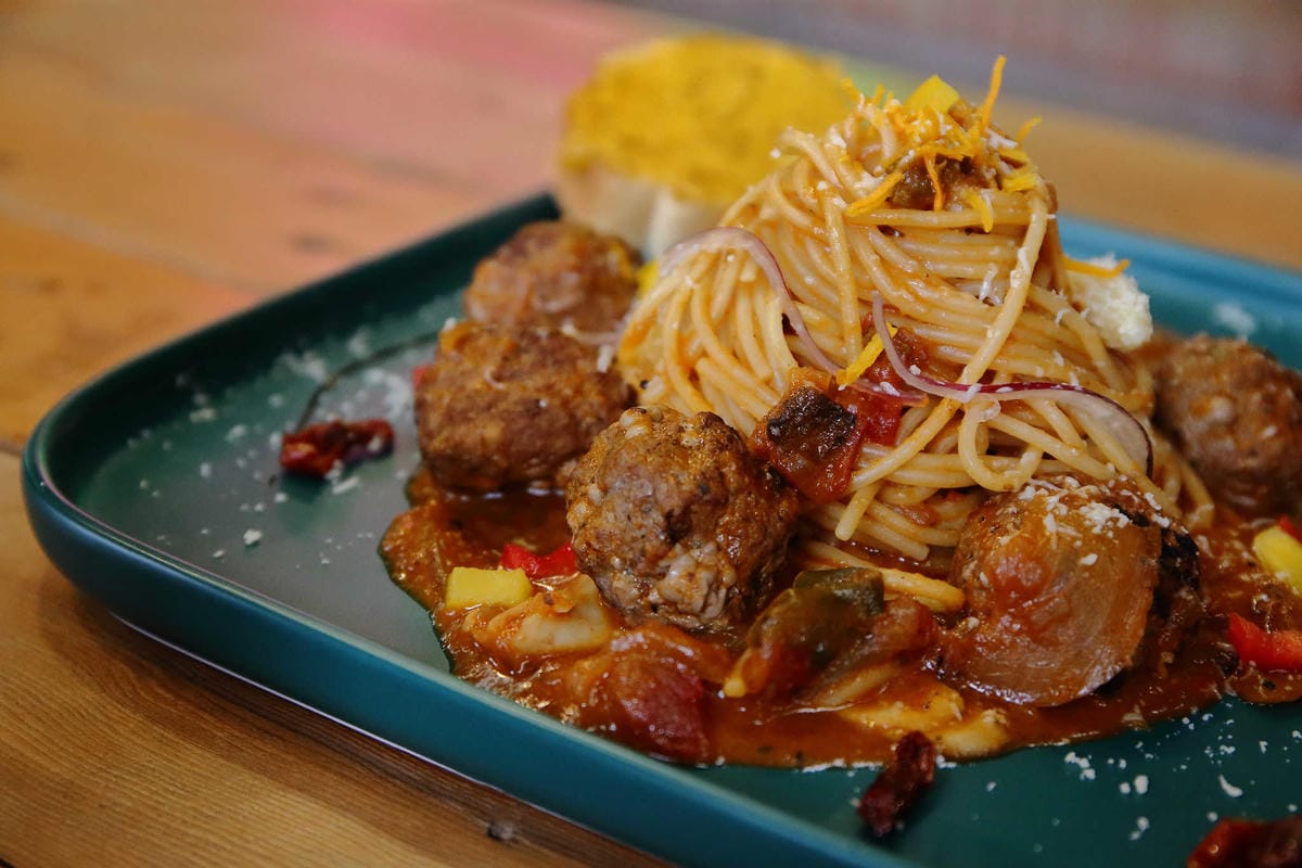 【食。龍潭】丑貳〜桃園景觀庭園親子餐廳。超大草皮玻璃屋×溜滑梯，綠色植栽讓你彷彿在小森林裡用餐！（寵物友善）