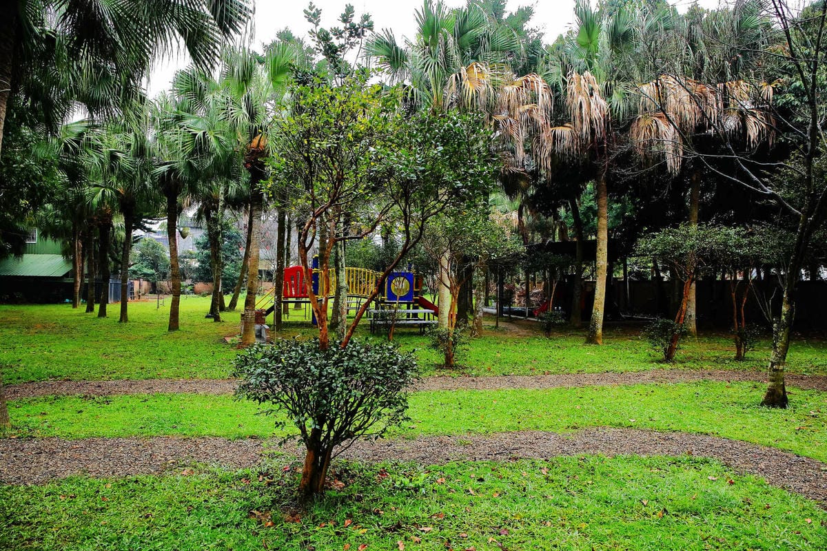 【食。龍潭】丑貳〜桃園景觀庭園親子餐廳。超大草皮玻璃屋×溜滑梯，綠色植栽讓你彷彿在小森林裡用餐！（寵物友善）