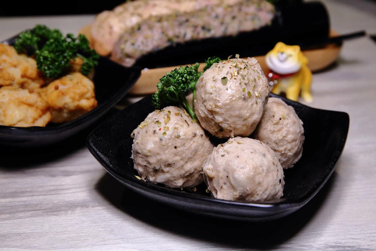 【食。龍潭】養鍋 Yang Guo 石頭涮涮鍋 桃園龍潭店〜逢甲商圈人氣小火鍋插旗桃園！大份量海陸鍋+大肉哥最低59元加倍肉量，俗擱大碗！（寵物友善）