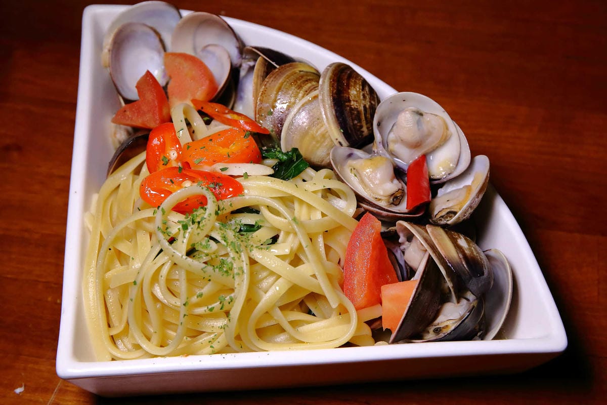 【食。台北】吃義燉飯Let’s eat！〜南京復興小巨蛋美食。人聲鼎沸座無虛席的義式餐廳，創意三角型盤分食美味，就是要跟好朋友一起分享啊！