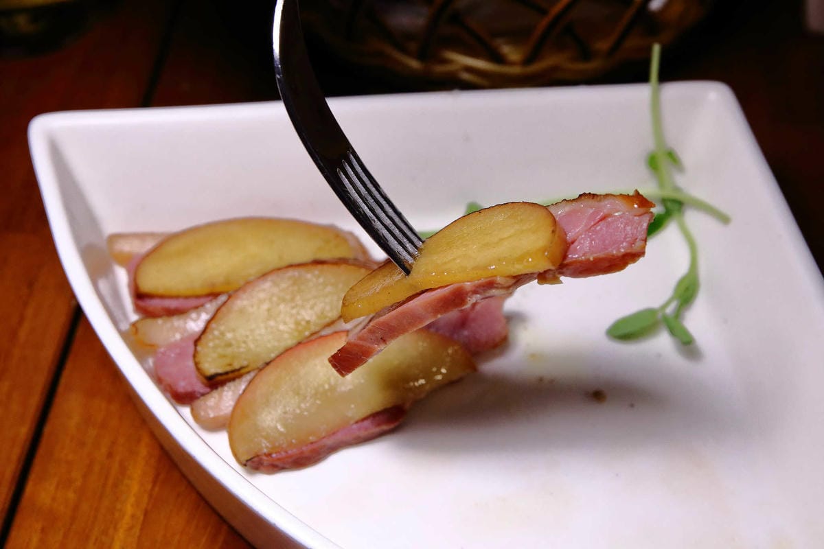 【食。台北】吃義燉飯Let’s eat！〜南京復興小巨蛋美食。人聲鼎沸座無虛席的義式餐廳，創意三角型盤分食美味，就是要跟好朋友一起分享啊！