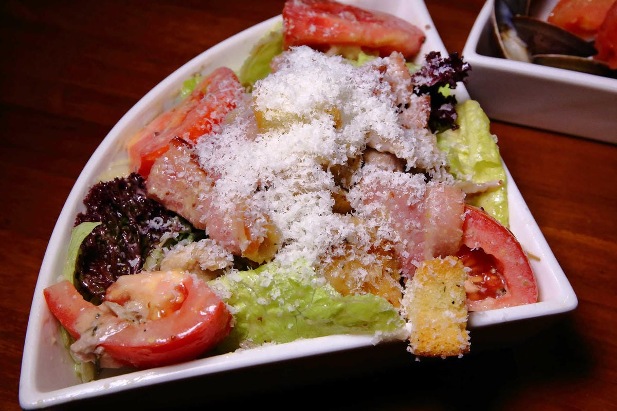 【食。台北】吃義燉飯Let’s eat！〜南京復興小巨蛋美食。人聲鼎沸座無虛席的義式餐廳，創意三角型盤分食美味，就是要跟好朋友一起分享啊！