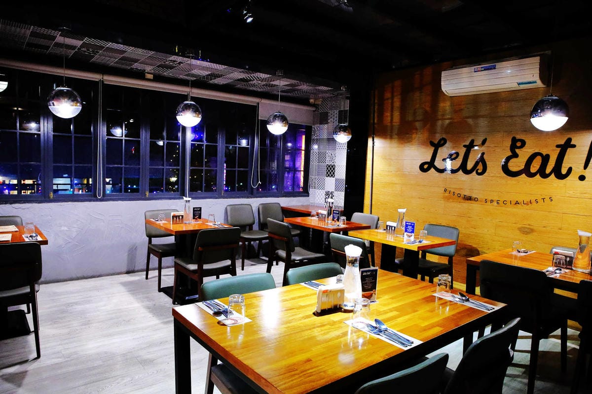 【食。台北】吃義燉飯Let’s eat！〜南京復興小巨蛋美食。人聲鼎沸座無虛席的義式餐廳，創意三角型盤分食美味，就是要跟好朋友一起分享啊！