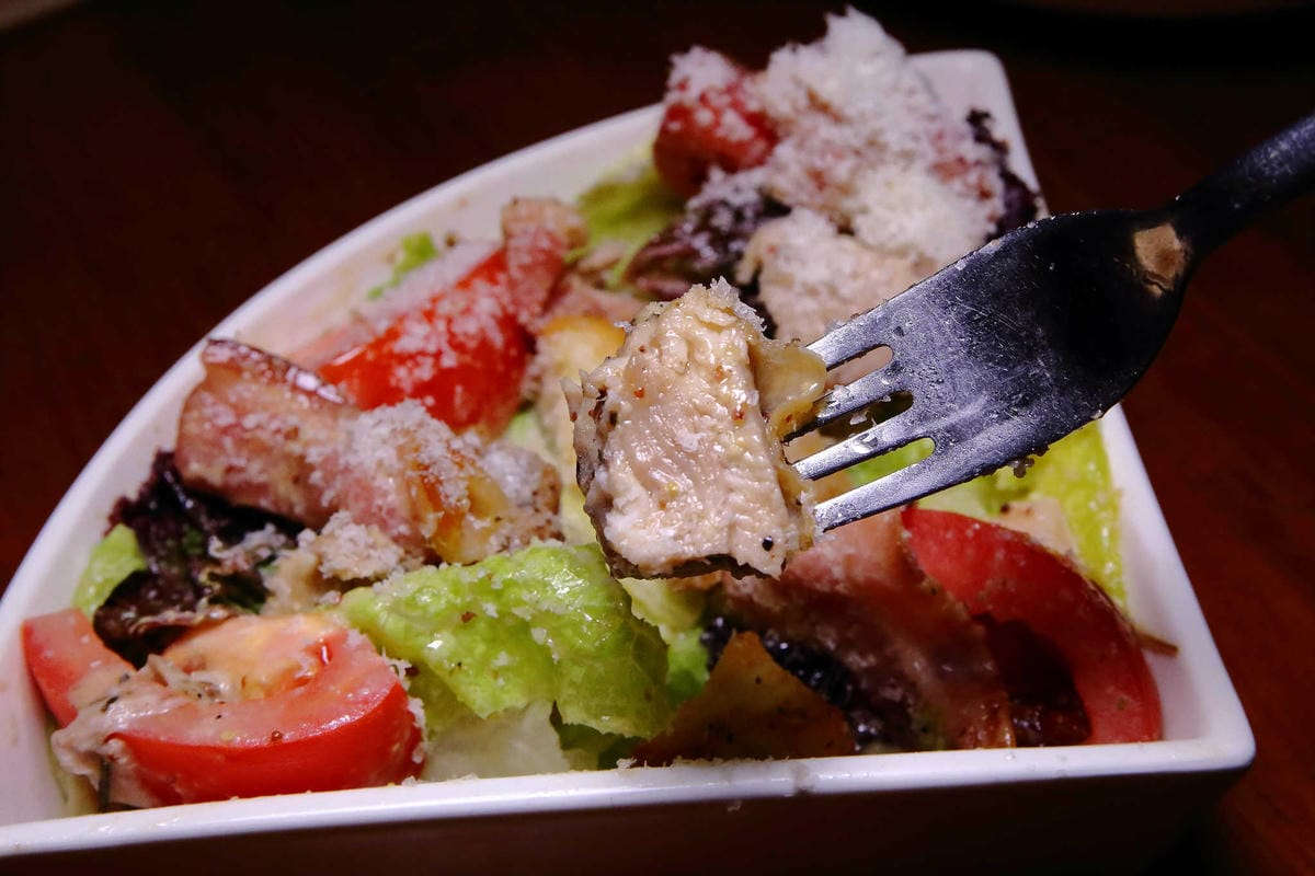 【食。台北】吃義燉飯Let’s eat！〜南京復興小巨蛋美食。人聲鼎沸座無虛席的義式餐廳，創意三角型盤分食美味，就是要跟好朋友一起分享啊！