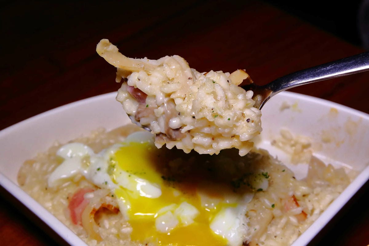 【食。台北】吃義燉飯Let’s eat！〜南京復興小巨蛋美食。人聲鼎沸座無虛席的義式餐廳，創意三角型盤分食美味，就是要跟好朋友一起分享啊！