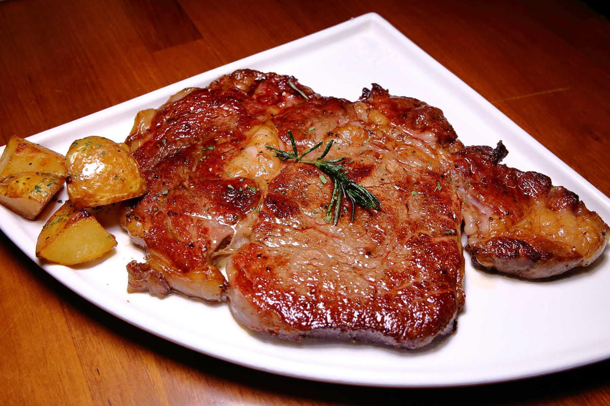 【食。台北】吃義燉飯Let’s eat！〜南京復興小巨蛋美食。人聲鼎沸座無虛席的義式餐廳，創意三角型盤分食美味，就是要跟好朋友一起分享啊！