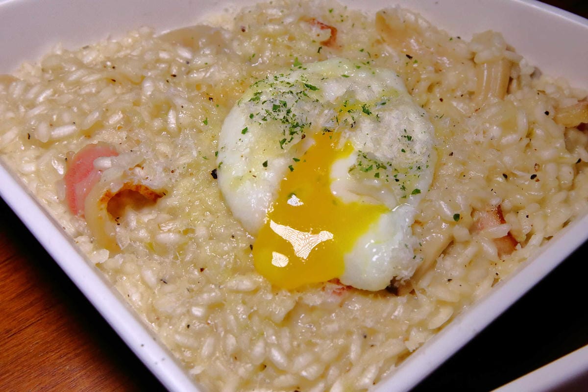 【食。台北】吃義燉飯Let’s eat！〜南京復興小巨蛋美食。人聲鼎沸座無虛席的義式餐廳，創意三角型盤分食美味，就是要跟好朋友一起分享啊！