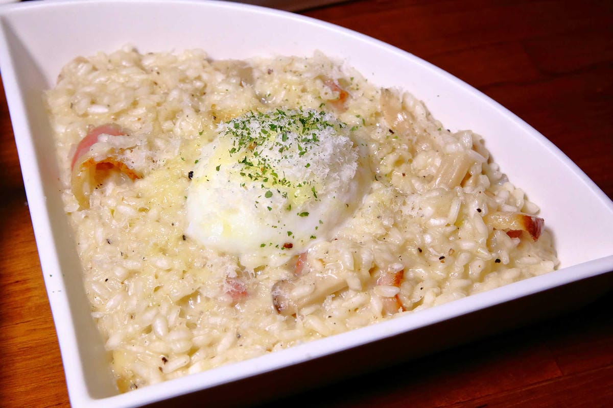 【食。台北】吃義燉飯Let’s eat！〜南京復興小巨蛋美食。人聲鼎沸座無虛席的義式餐廳，創意三角型盤分食美味，就是要跟好朋友一起分享啊！