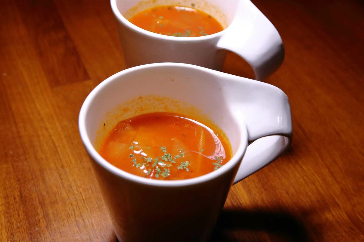 【食。台北】吃義燉飯Let’s eat！〜南京復興小巨蛋美食。人聲鼎沸座無虛席的義式餐廳，創意三角型盤分食美味，就是要跟好朋友一起分享啊！