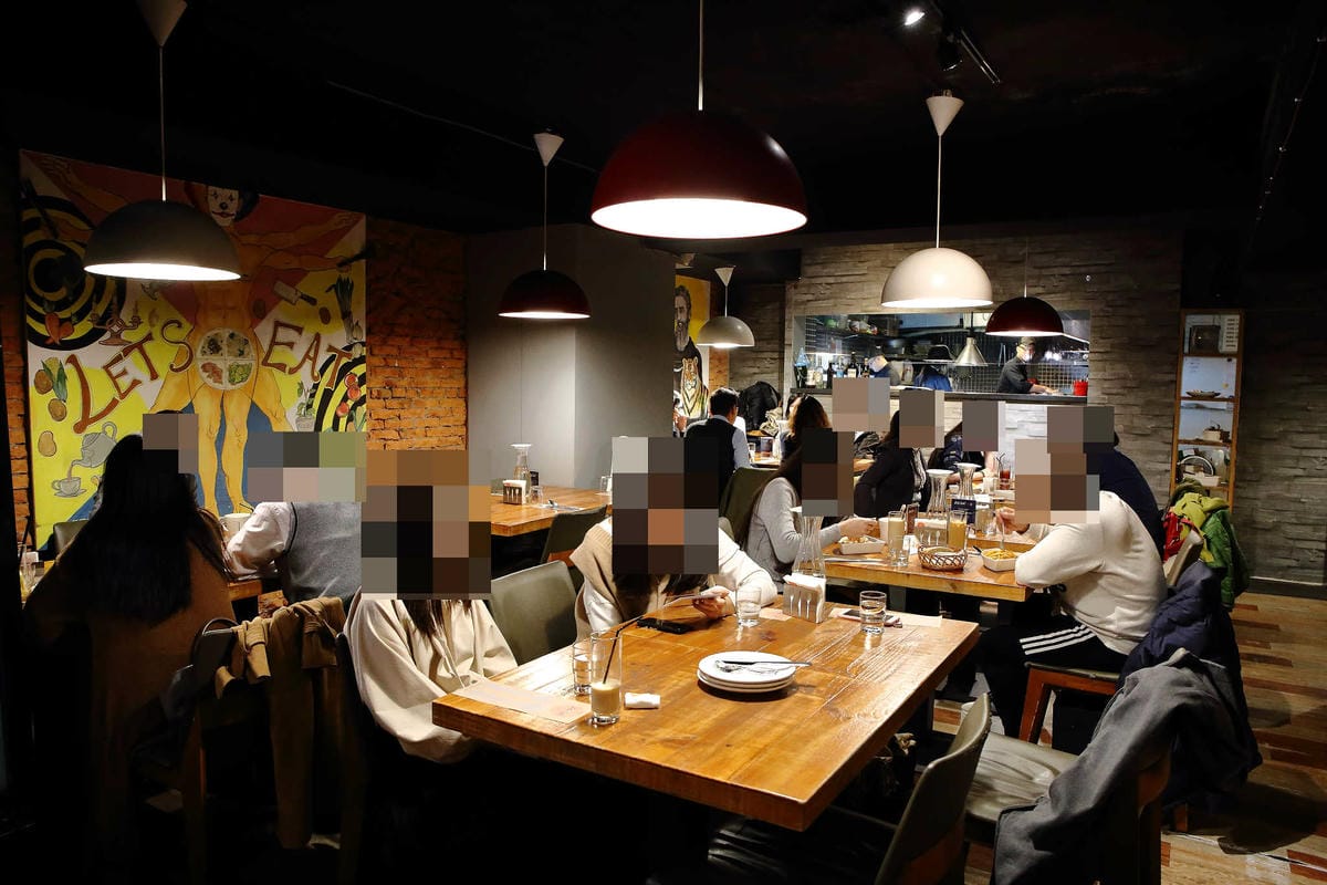 【食。台北】吃義燉飯Let’s eat！〜南京復興小巨蛋美食。人聲鼎沸座無虛席的義式餐廳，創意三角型盤分食美味，就是要跟好朋友一起分享啊！