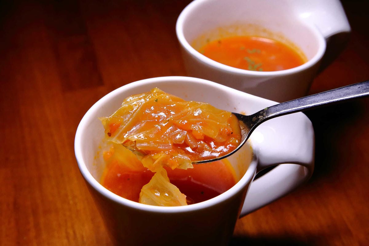 【食。台北】吃義燉飯Let’s eat！〜南京復興小巨蛋美食。人聲鼎沸座無虛席的義式餐廳，創意三角型盤分食美味，就是要跟好朋友一起分享啊！