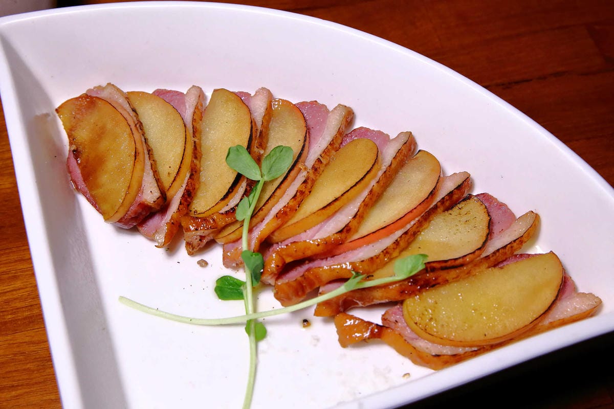 【食。台北】吃義燉飯Let’s eat！〜南京復興小巨蛋美食。人聲鼎沸座無虛席的義式餐廳，創意三角型盤分食美味，就是要跟好朋友一起分享啊！