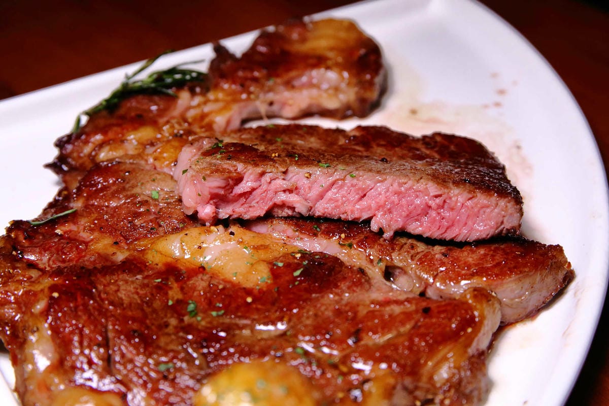 【食。台北】吃義燉飯Let’s eat！〜南京復興小巨蛋美食。人聲鼎沸座無虛席的義式餐廳，創意三角型盤分食美味，就是要跟好朋友一起分享啊！