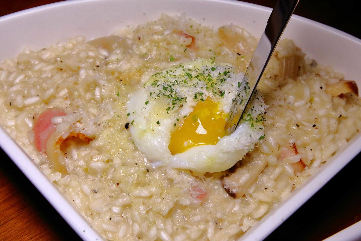 【食。台北】吃義燉飯Let’s eat！〜南京復興小巨蛋美食。人聲鼎沸座無虛席的義式餐廳，創意三角型盤分食美味，就是要跟好朋友一起分享啊！