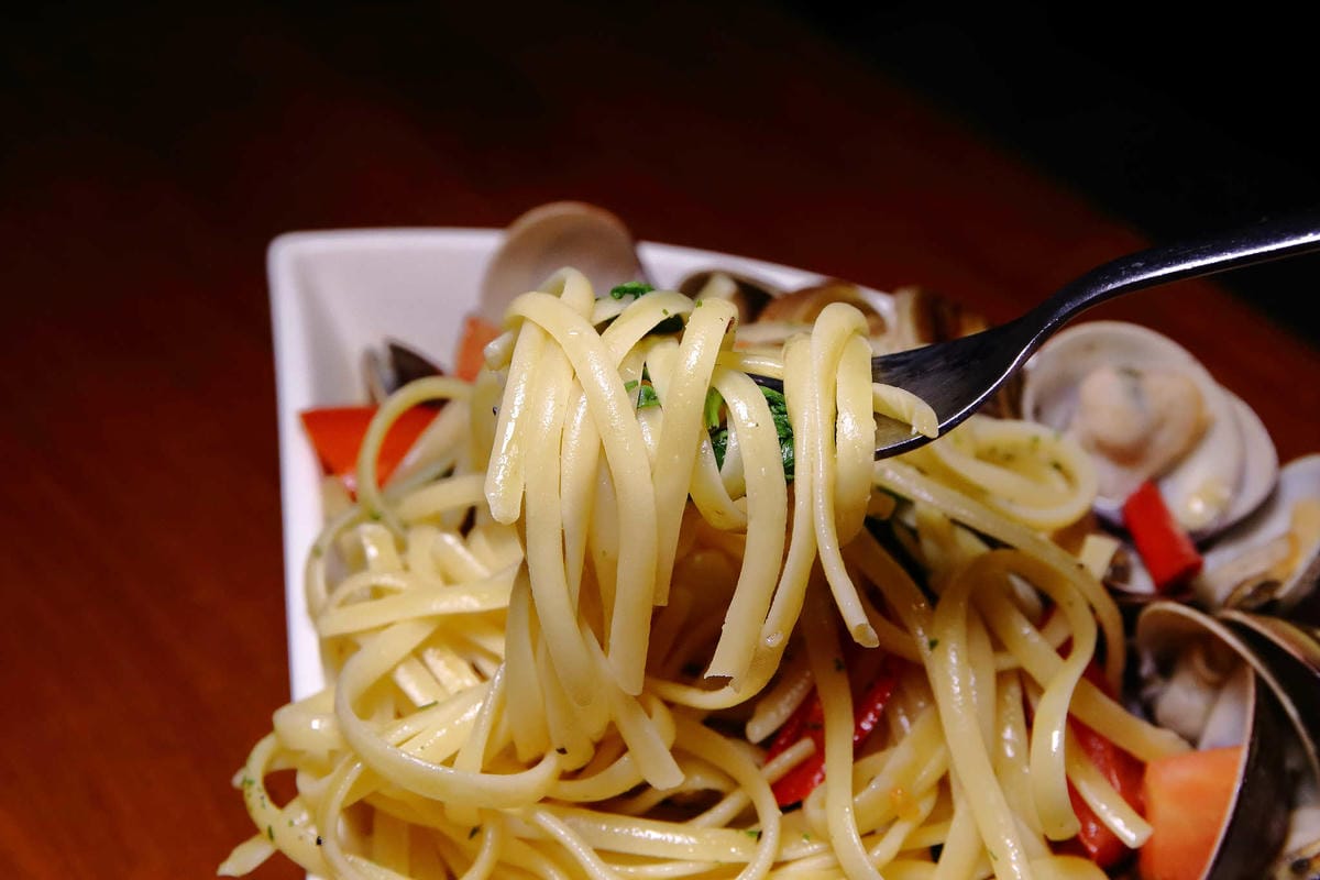 【食。台北】吃義燉飯Let’s eat！〜南京復興小巨蛋美食。人聲鼎沸座無虛席的義式餐廳，創意三角型盤分食美味，就是要跟好朋友一起分享啊！