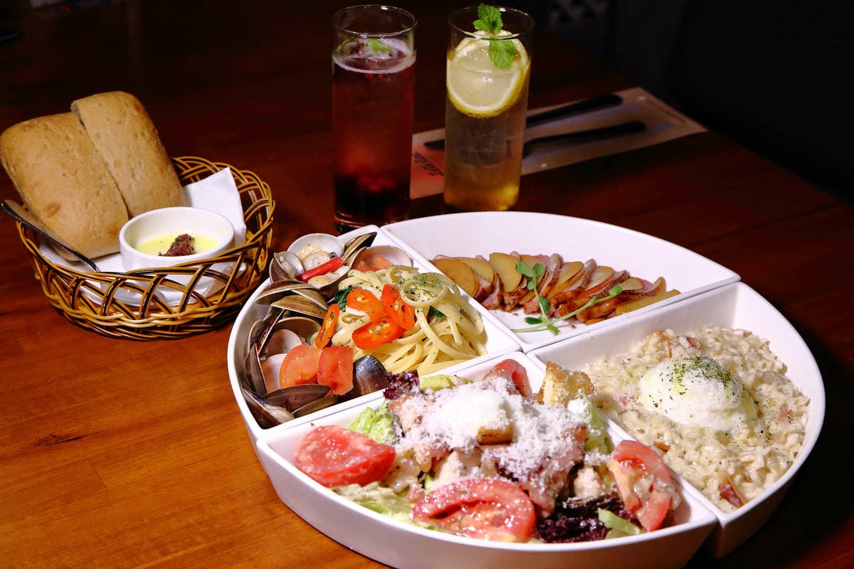 【食。台北】吃義燉飯Let’s eat！〜南京復興小巨蛋美食。人聲鼎沸座無虛席的義式餐廳，創意三角型盤分食美味，就是要跟好朋友一起分享啊！