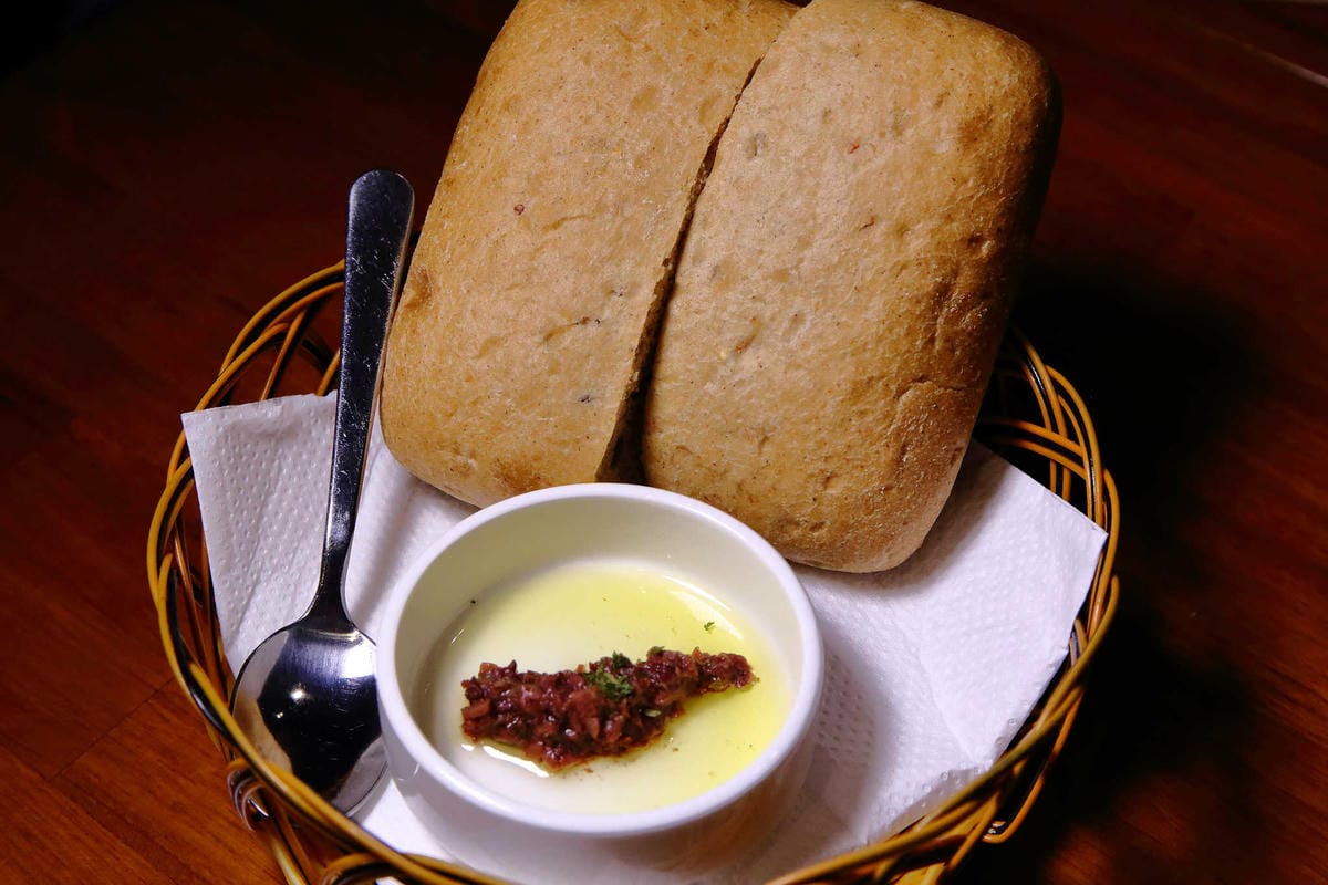 【食。台北】吃義燉飯Let’s eat！〜南京復興小巨蛋美食。人聲鼎沸座無虛席的義式餐廳，創意三角型盤分食美味，就是要跟好朋友一起分享啊！