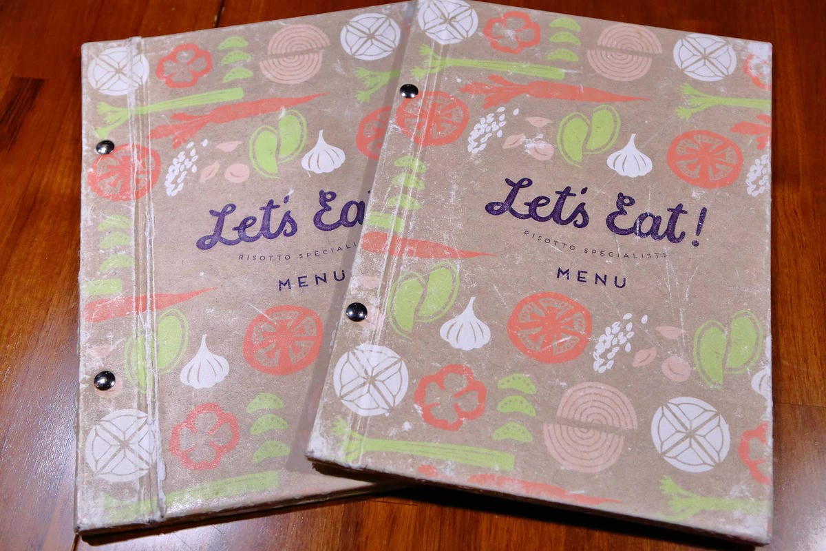 【食。台北】吃義燉飯Let’s eat！〜南京復興小巨蛋美食。人聲鼎沸座無虛席的義式餐廳，創意三角型盤分食美味，就是要跟好朋友一起分享啊！