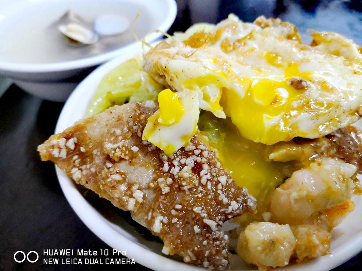 【食。基隆】天天鮮排骨飯〜基隆人氣排隊美食。IG打卡熱點！台版海陸丼，一吃就愛上，排再久也甘願！