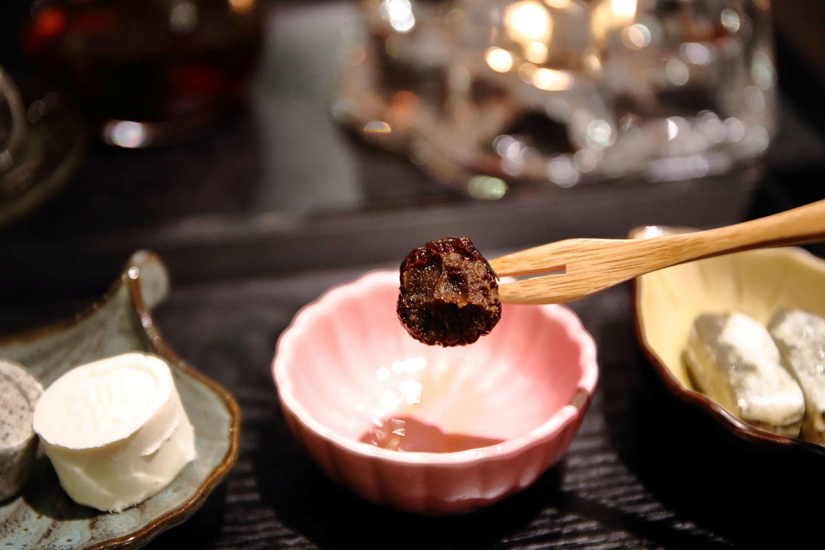 【食。台北】桃花源緣〜都市裡的桃花源,「老屋改建」的懷舊餐廳,充滿故事感的品茶空間