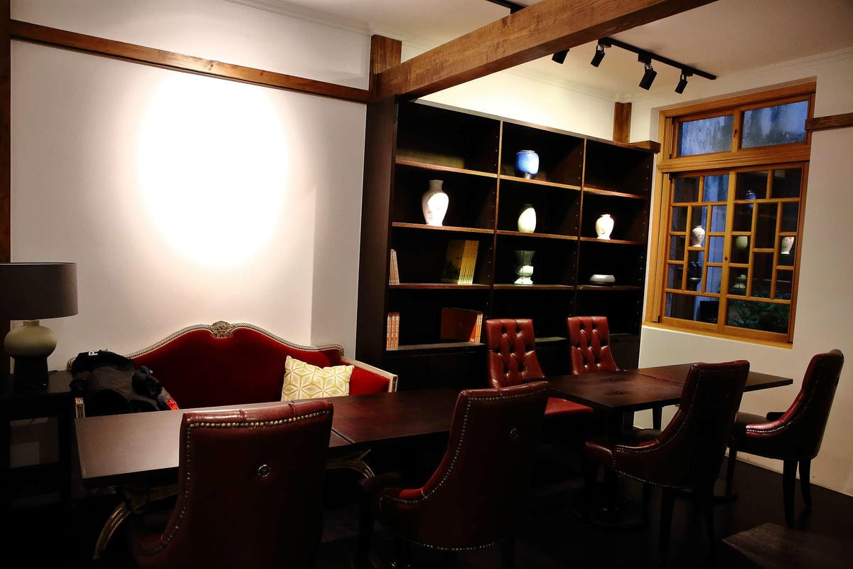 【食。台北】桃花源緣〜都市裡的桃花源,「老屋改建」的懷舊餐廳,充滿故事感的品茶空間