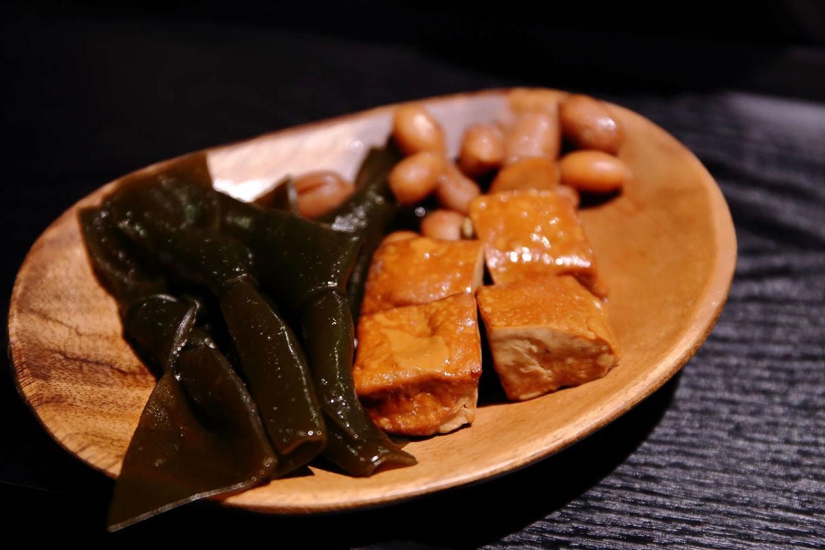 【食。台北】桃花源緣〜都市裡的桃花源,「老屋改建」的懷舊餐廳,充滿故事感的品茶空間