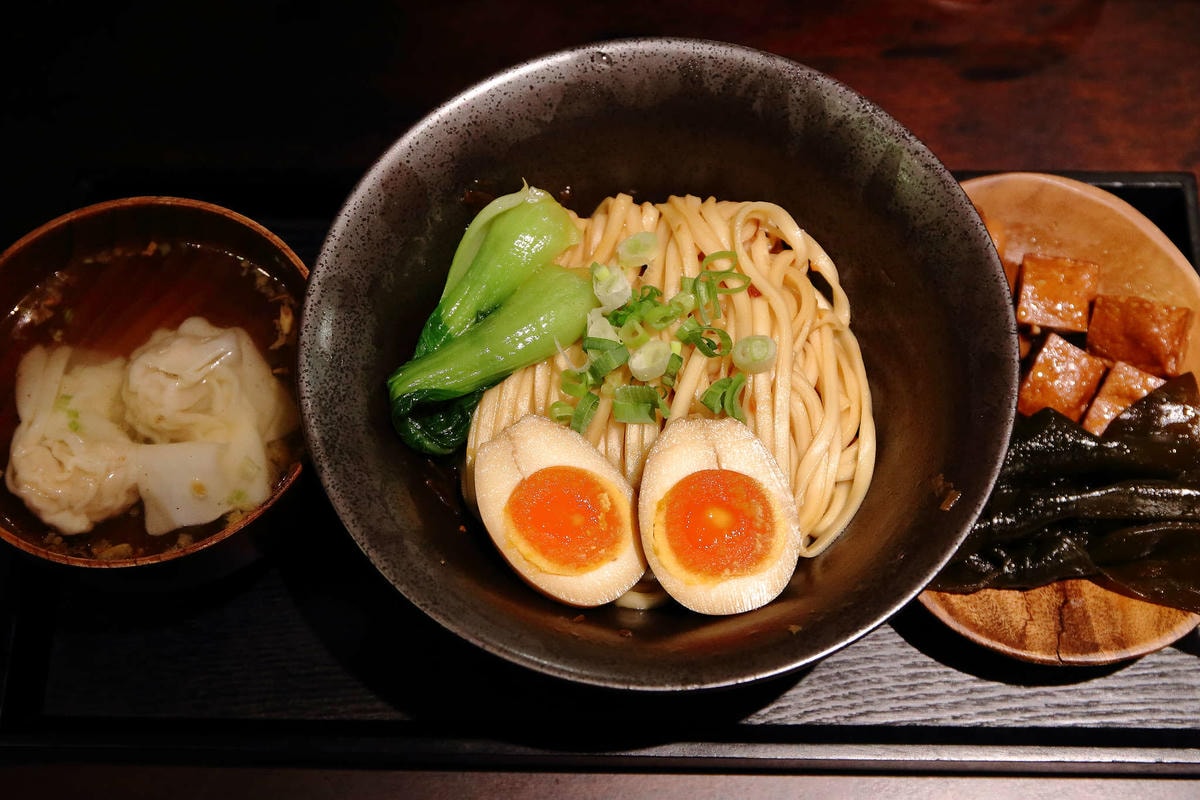 【食。台北】桃花源緣〜都市裡的桃花源,「老屋改建」的懷舊餐廳,充滿故事感的品茶空間