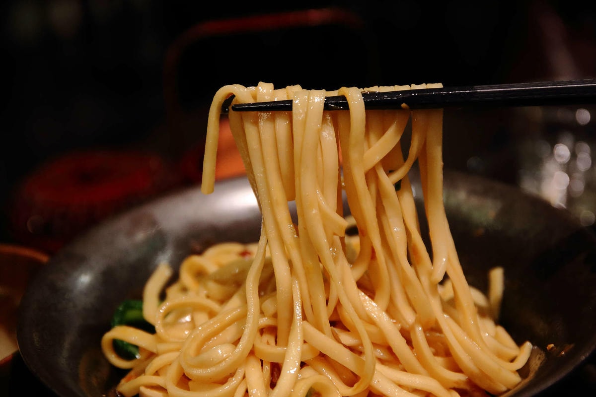 【食。台北】桃花源緣〜都市裡的桃花源,「老屋改建」的懷舊餐廳,充滿故事感的品茶空間