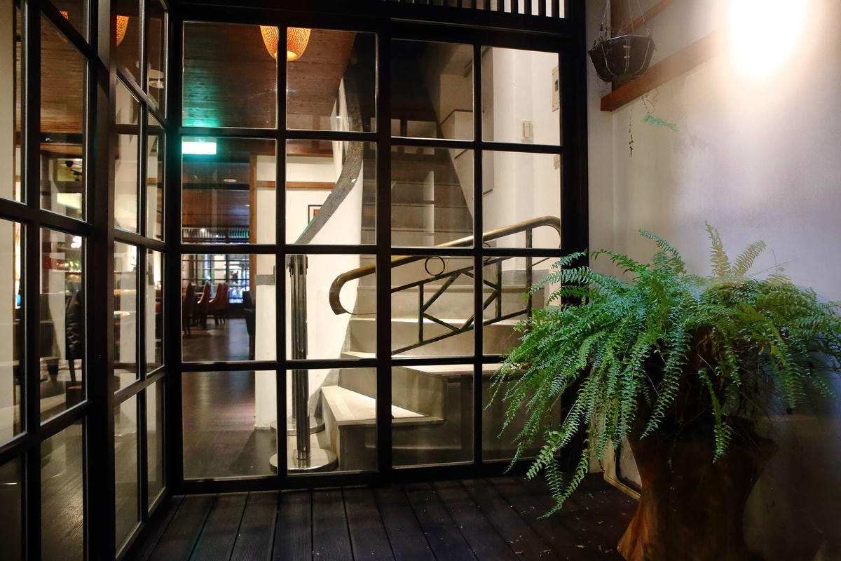【食。台北】桃花源緣〜都市裡的桃花源,「老屋改建」的懷舊餐廳,充滿故事感的品茶空間