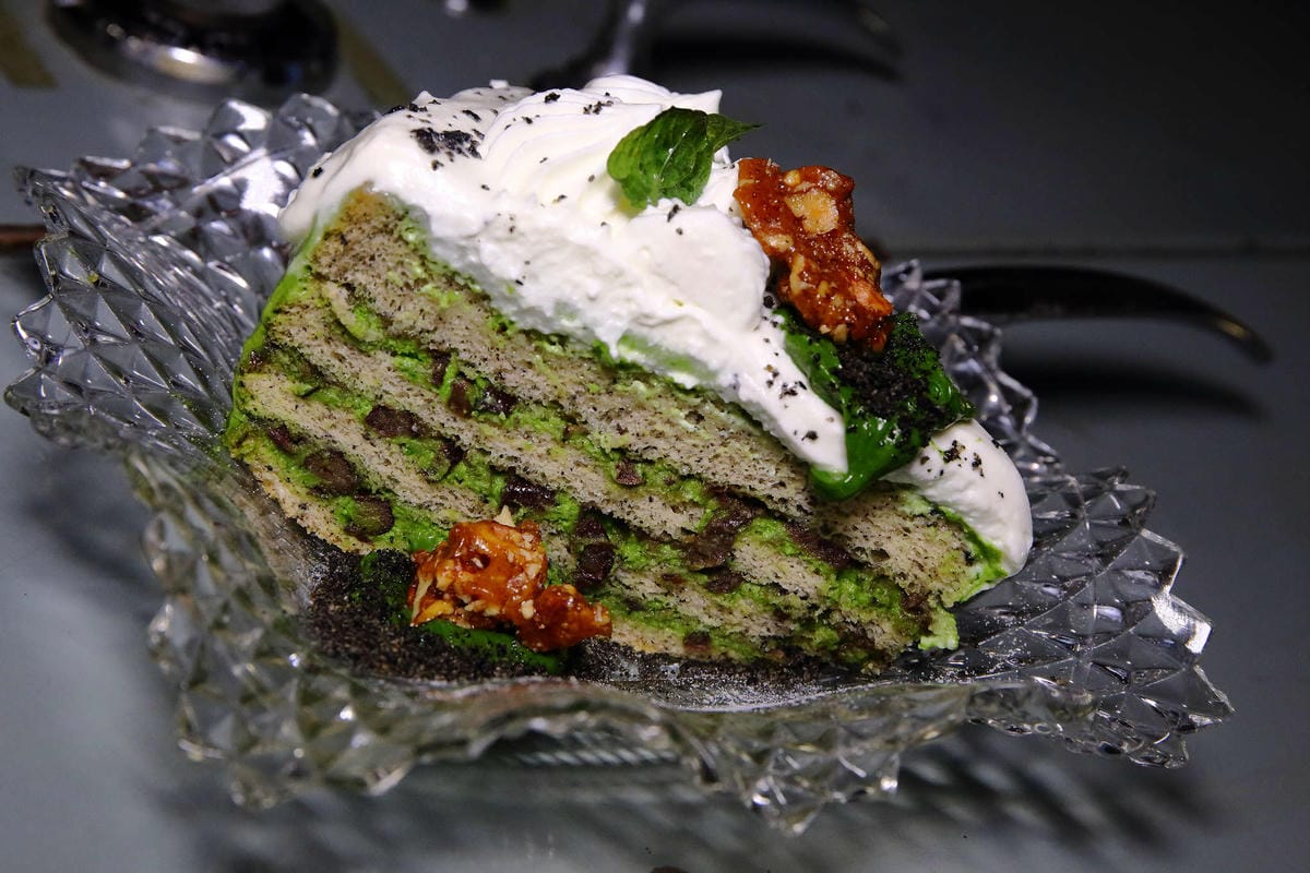 【食。基隆】空白服飾&金派甜點〜姐妹約會秘密基地！結合了藝術服飾，低調隱藏在巷弄內的甜點店(寵物友善)