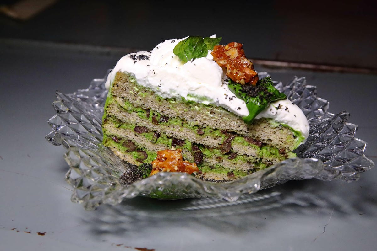 【食。基隆】空白服飾&金派甜點〜姐妹約會秘密基地！結合了藝術服飾，低調隱藏在巷弄內的甜點店(寵物友善)