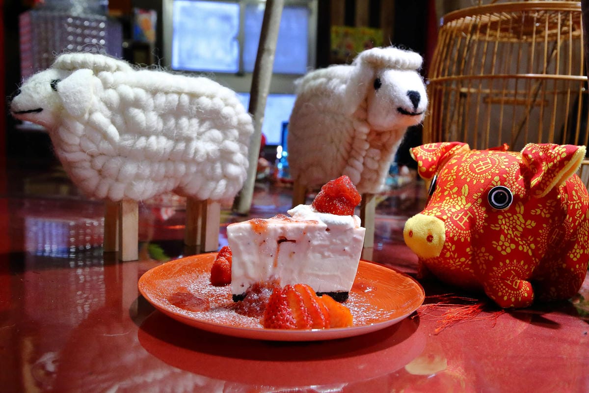 【食。基隆】空白服飾&金派甜點〜姐妹約會秘密基地！結合了藝術服飾，低調隱藏在巷弄內的甜點店(寵物友善)