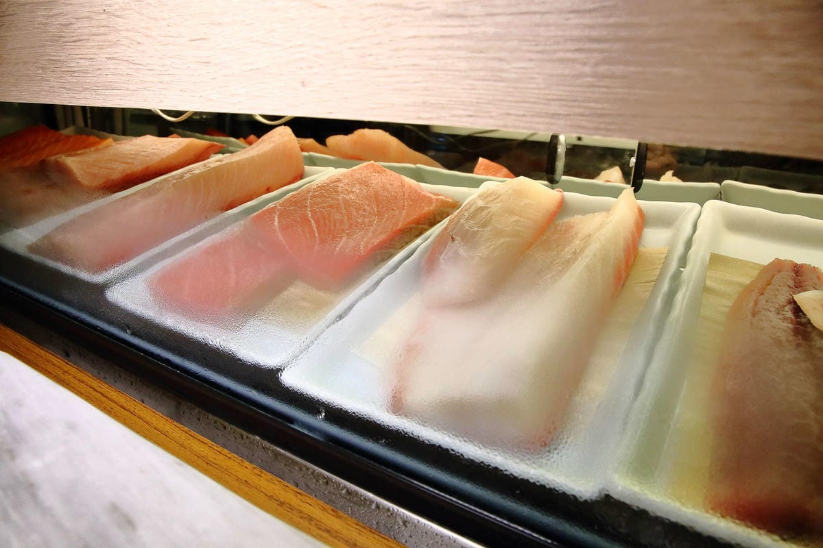 【食。中壢】坐著做。初陣壽司〜藏在影城內的壽司店，低調沒招牌，一吃就愛上的日式料理魂！