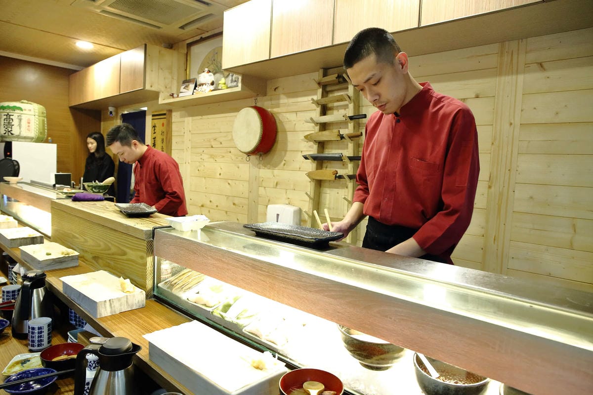 【食。中壢】坐著做。初陣壽司〜藏在影城內的壽司店，低調沒招牌，一吃就愛上的日式料理魂！