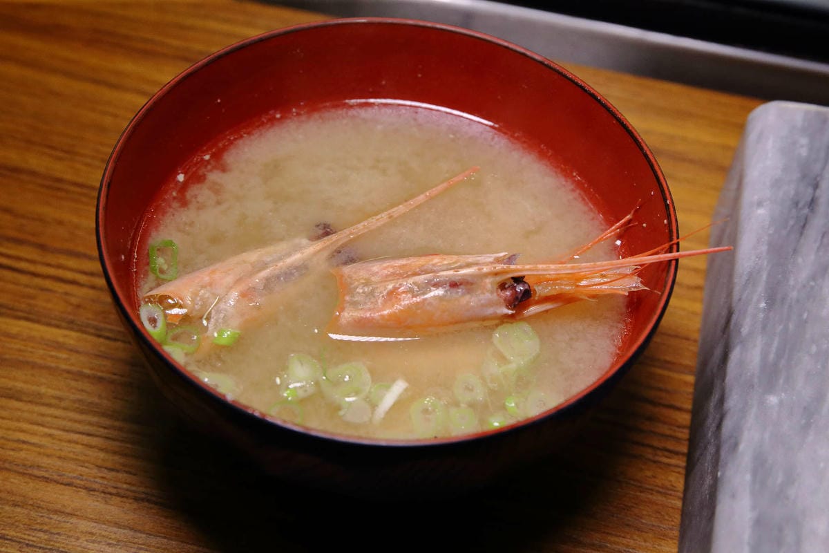 【食。中壢】坐著做。初陣壽司〜藏在影城內的壽司店，低調沒招牌，一吃就愛上的日式料理魂！