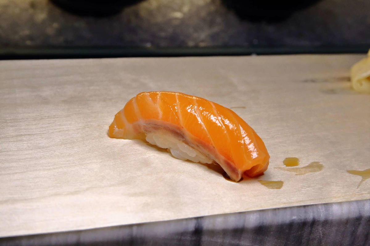 【食。中壢】坐著做。初陣壽司〜藏在影城內的壽司店，低調沒招牌，一吃就愛上的日式料理魂！