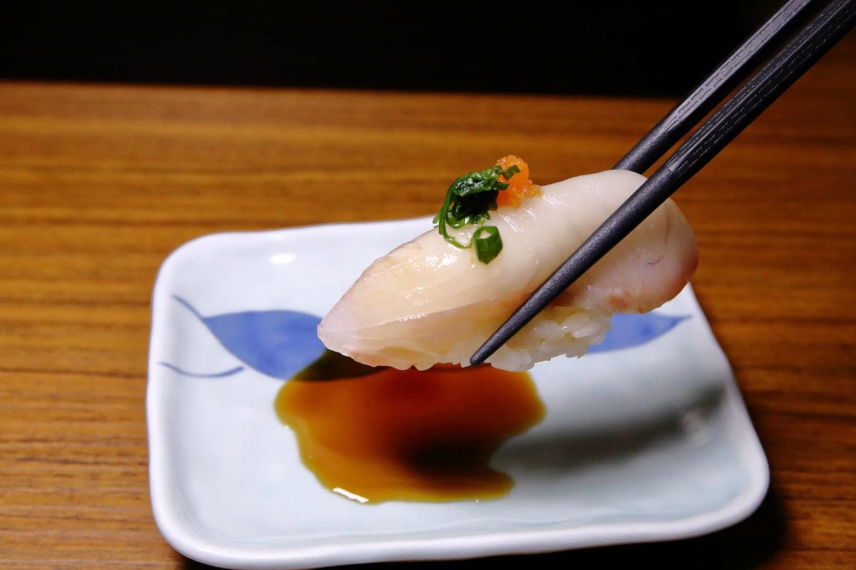 【食。中壢】坐著做。初陣壽司〜藏在影城內的壽司店，低調沒招牌，一吃就愛上的日式料理魂！