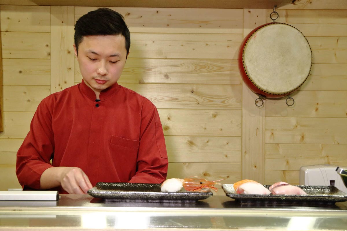 【食。中壢】坐著做。初陣壽司〜藏在影城內的壽司店，低調沒招牌，一吃就愛上的日式料理魂！