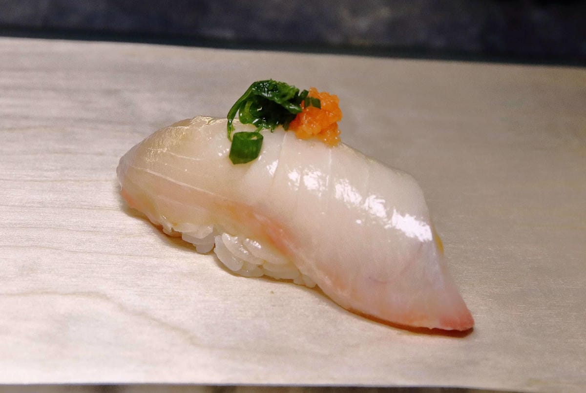 【食。中壢】坐著做。初陣壽司〜藏在影城內的壽司店，低調沒招牌，一吃就愛上的日式料理魂！