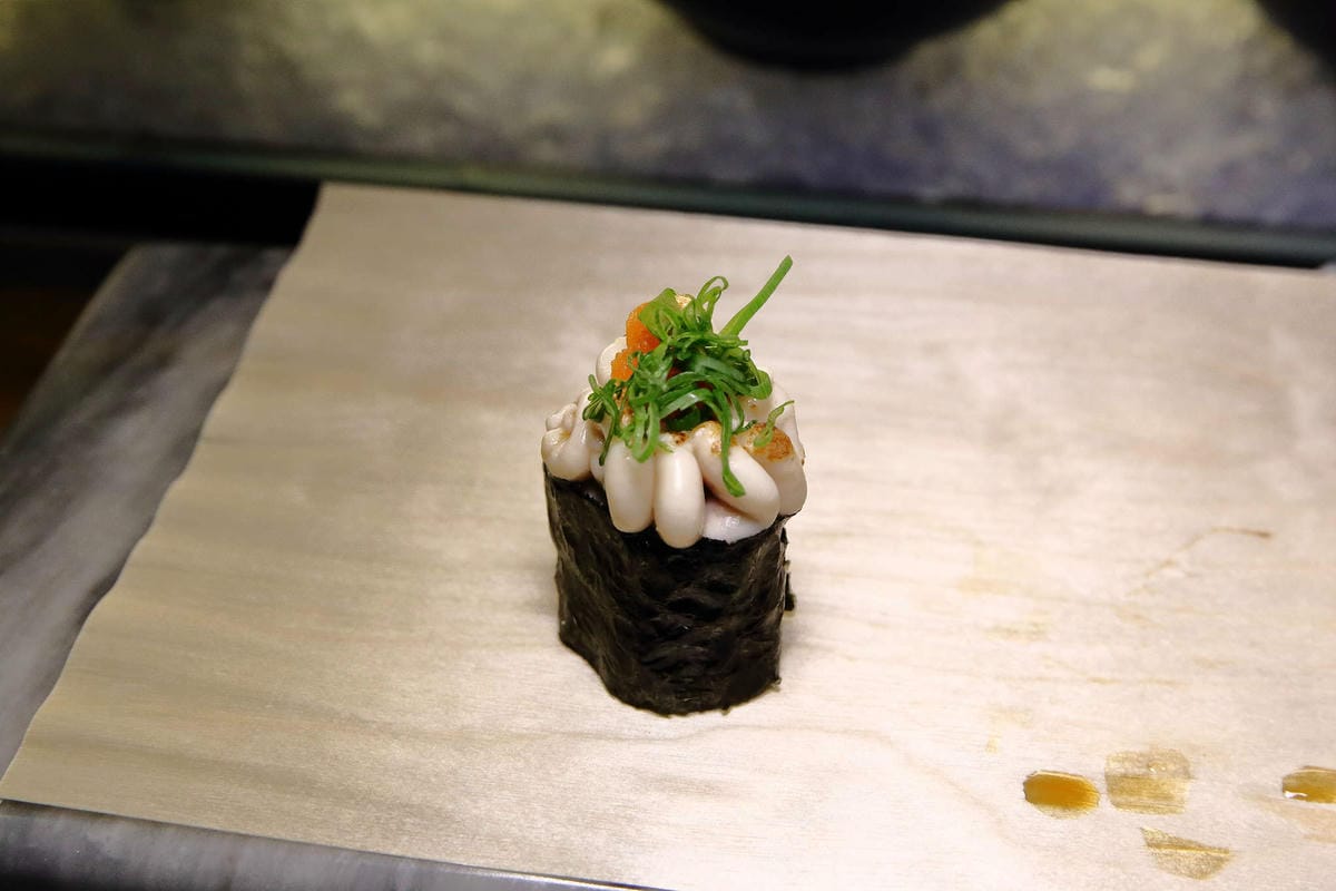 【食。中壢】坐著做。初陣壽司〜藏在影城內的壽司店，低調沒招牌，一吃就愛上的日式料理魂！