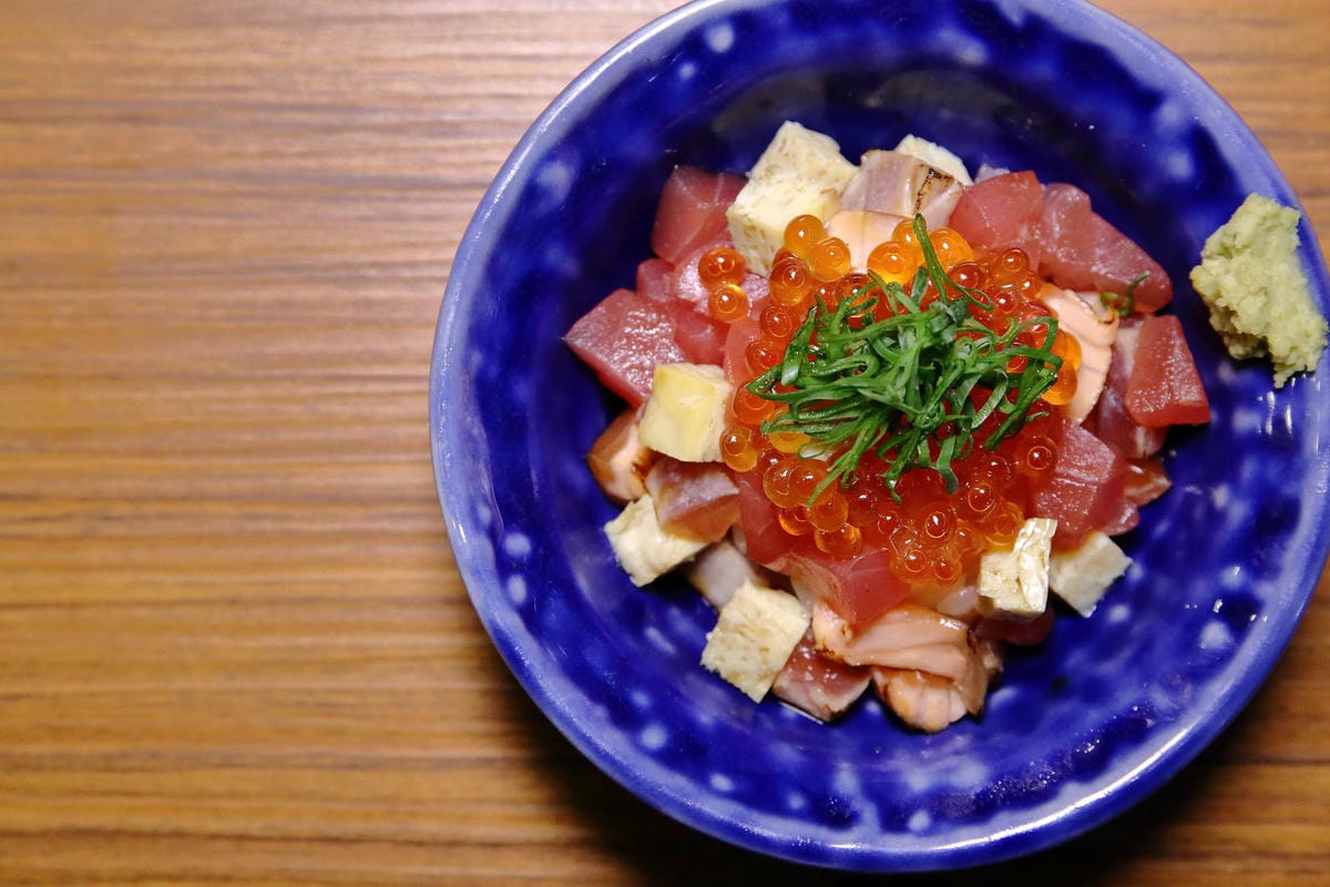 【食。中壢】坐著做。初陣壽司〜藏在影城內的壽司店，低調沒招牌，一吃就愛上的日式料理魂！