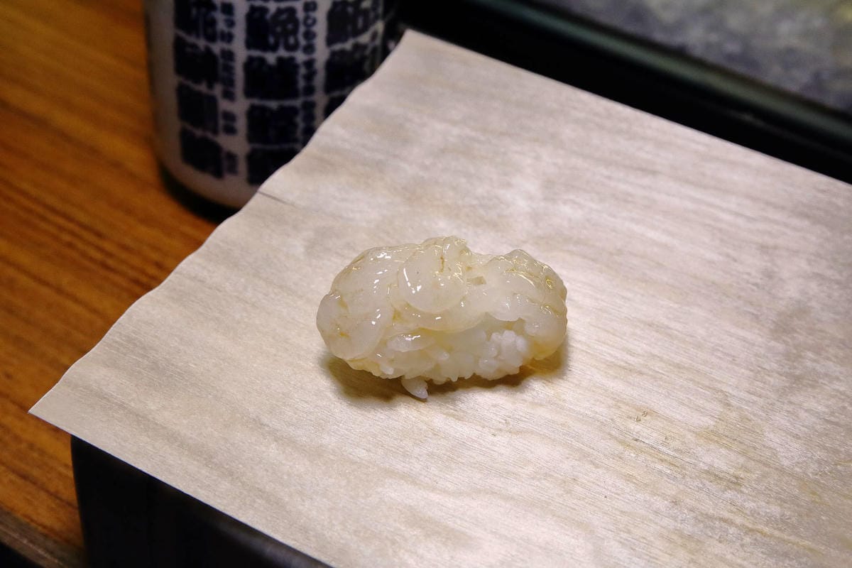 【食。中壢】坐著做。初陣壽司〜藏在影城內的壽司店，低調沒招牌，一吃就愛上的日式料理魂！