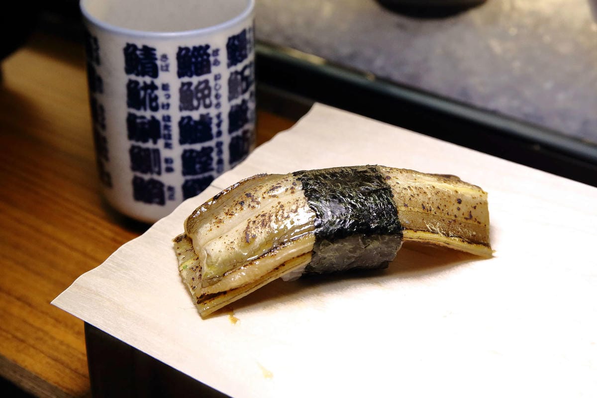 【食。中壢】坐著做。初陣壽司〜藏在影城內的壽司店，低調沒招牌，一吃就愛上的日式料理魂！