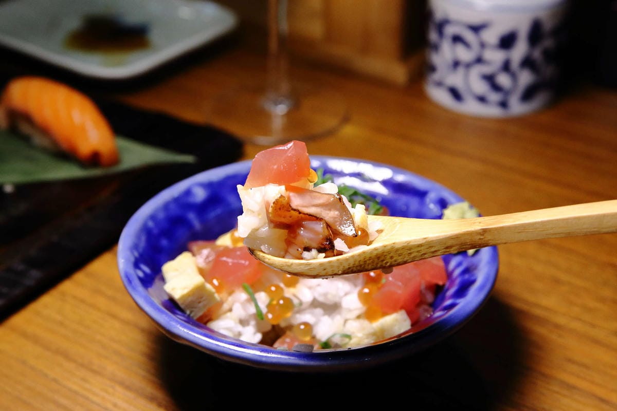 【食。中壢】坐著做。初陣壽司〜藏在影城內的壽司店，低調沒招牌，一吃就愛上的日式料理魂！