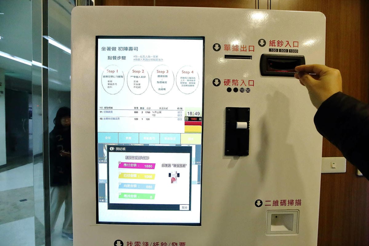 【食。中壢】坐著做。初陣壽司〜藏在影城內的壽司店，低調沒招牌，一吃就愛上的日式料理魂！