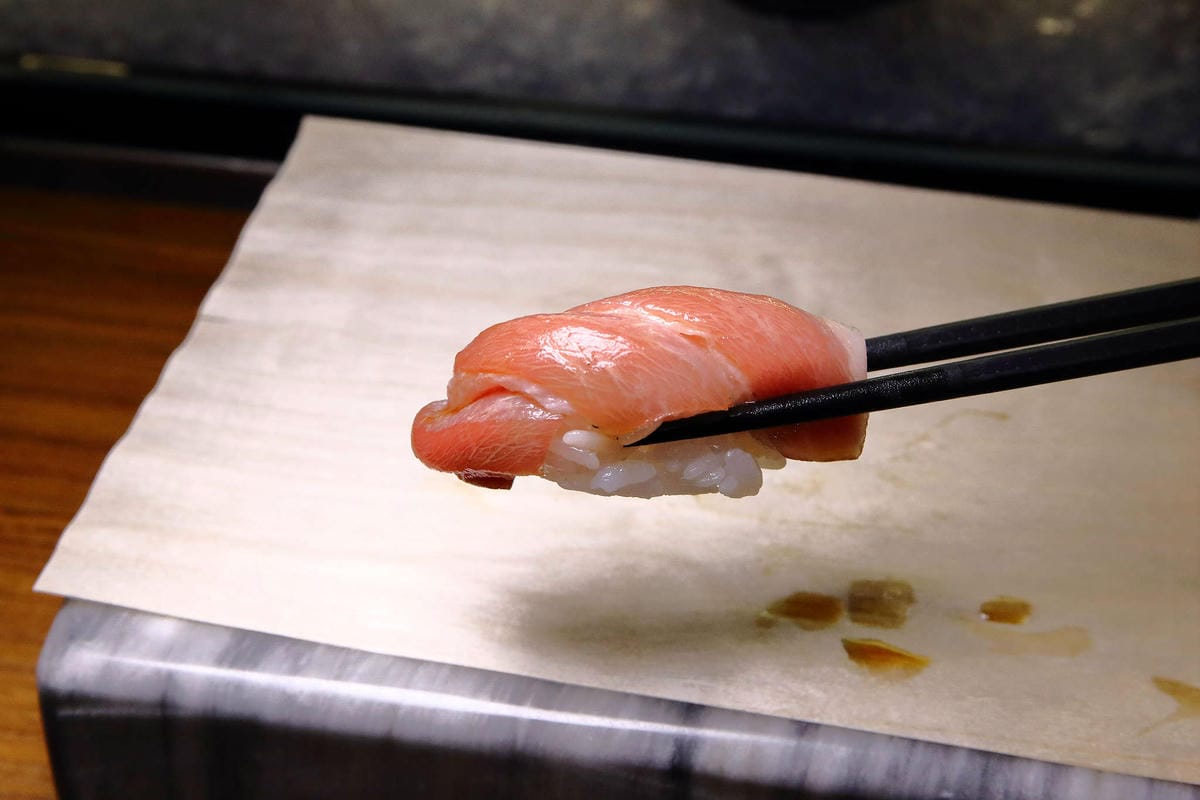 【食。中壢】坐著做。初陣壽司〜藏在影城內的壽司店，低調沒招牌，一吃就愛上的日式料理魂！