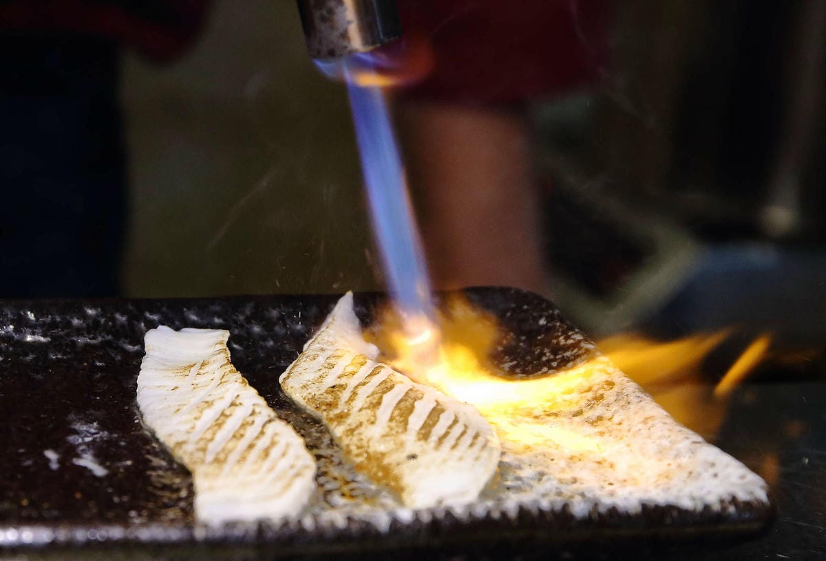 【食。中壢】坐著做。初陣壽司〜藏在影城內的壽司店，低調沒招牌，一吃就愛上的日式料理魂！