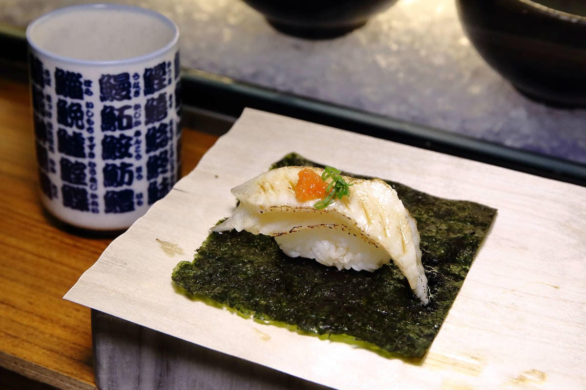 【食。中壢】坐著做。初陣壽司〜藏在影城內的壽司店，低調沒招牌，一吃就愛上的日式料理魂！